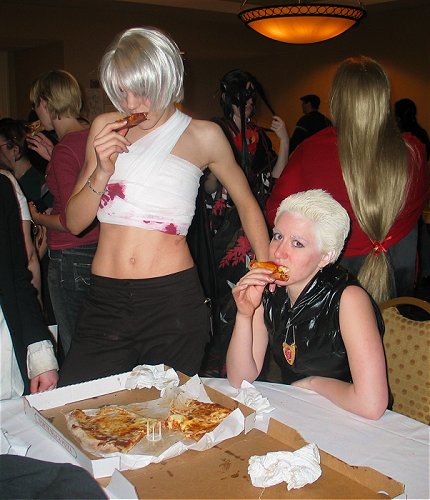 Dante & Vergil eating pizza